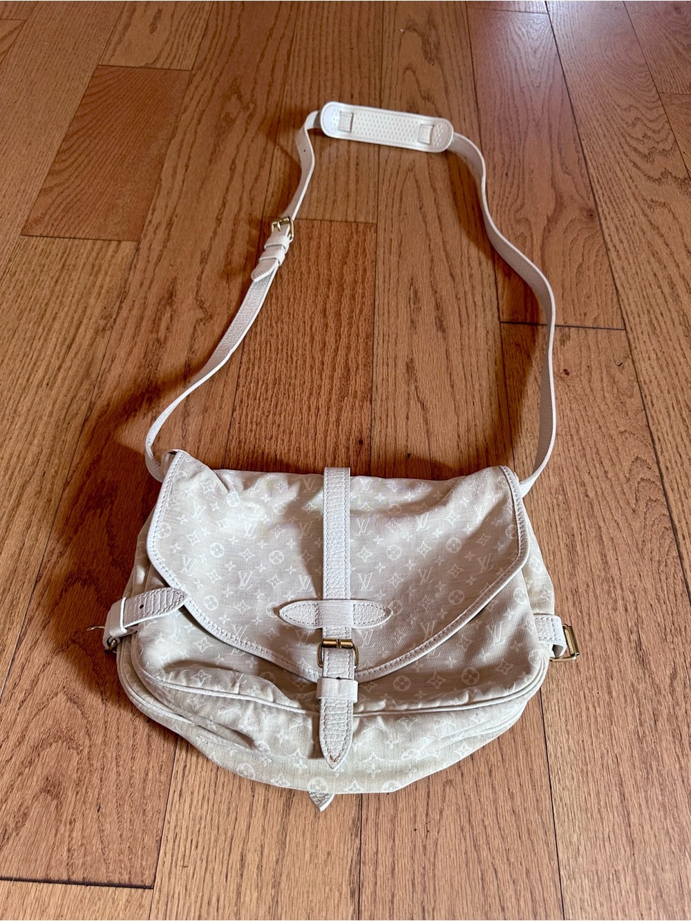 Louis Vuitton Saumur 30 crossbody bag